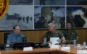 III Marine Expeditionary Force Commanding General Meets Secretary of the Navy