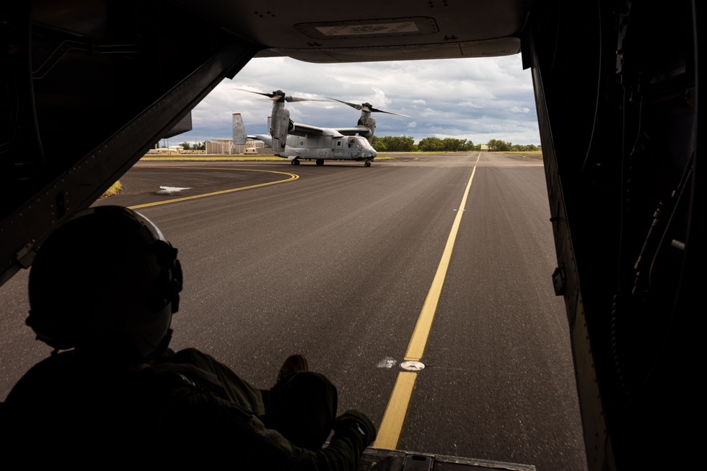 MRF-D 25.3: Marines conduct on-off drills