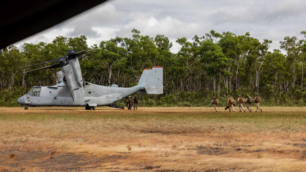 MRF-D 25.3: Marines conduct on-off drills