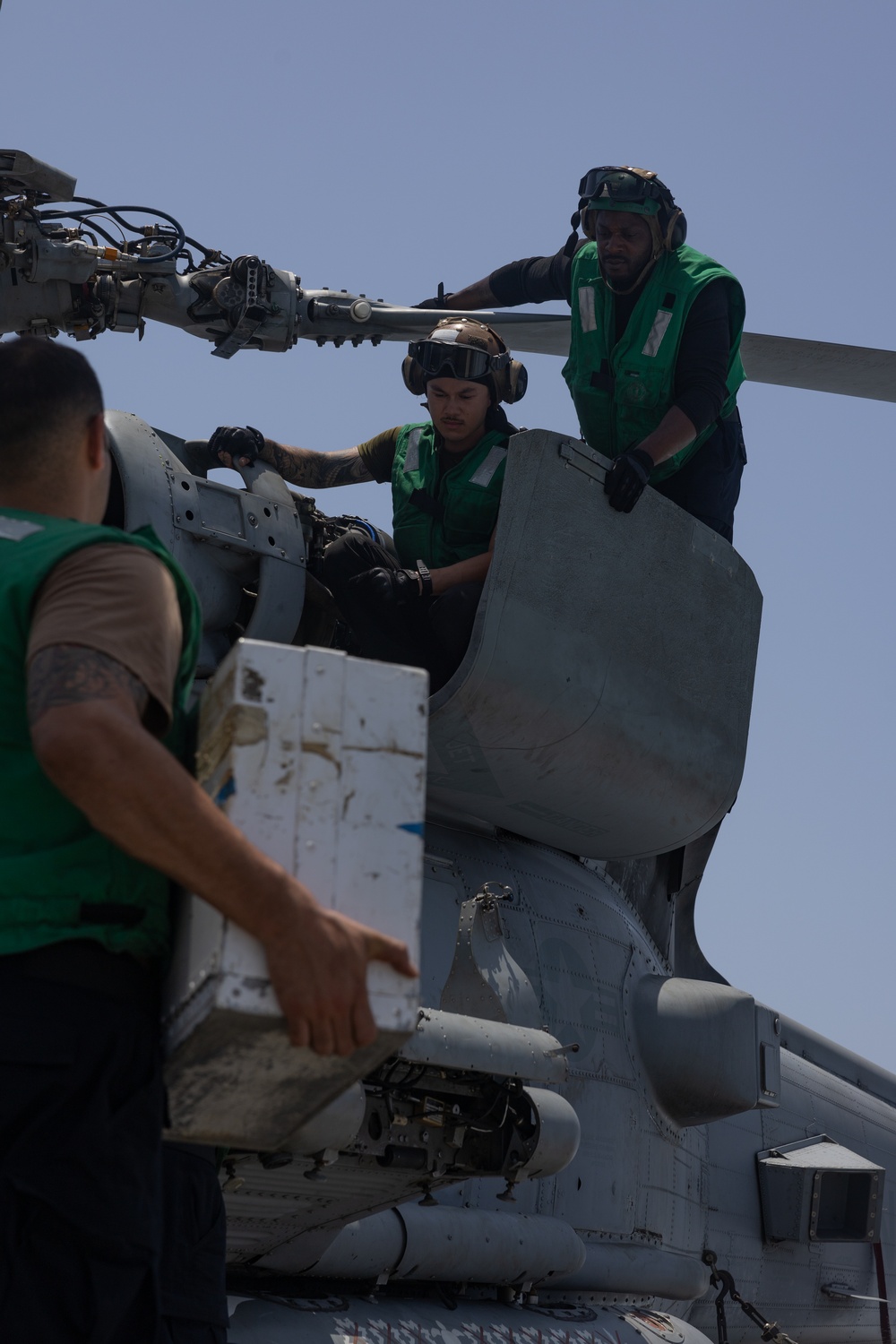 Helicopter Maritime Strike Squadron (HSM) 60 Conducts Maintenance Aboard USS Oscar Austin (DDG 79)