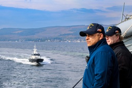 A pilot boat approaches the USS Bulkeley
