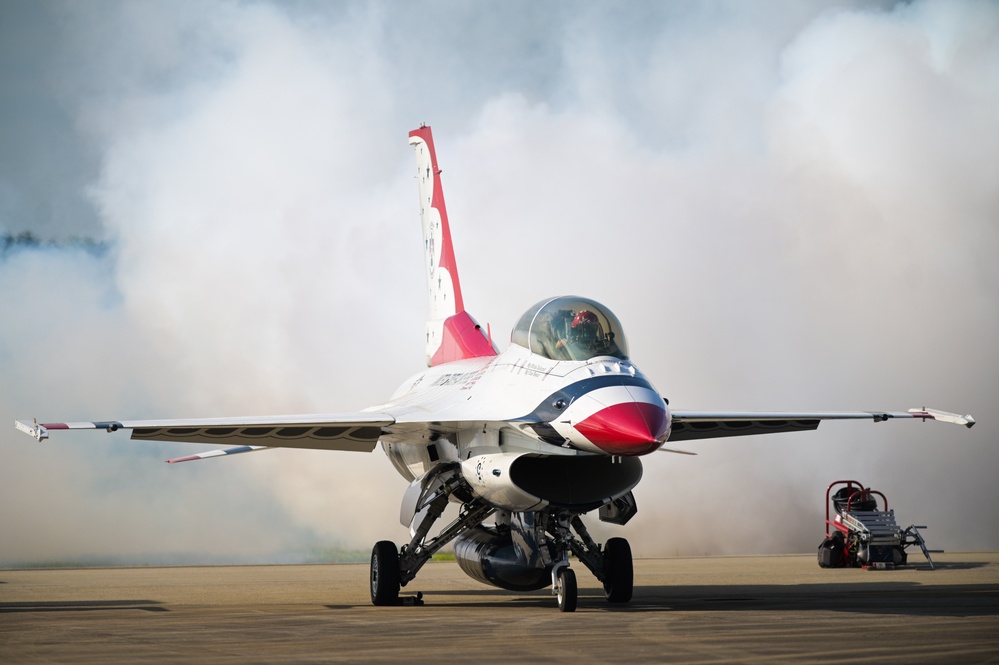 Thunderbirds Thrill Crowds at Air Power Over Hampton Roads