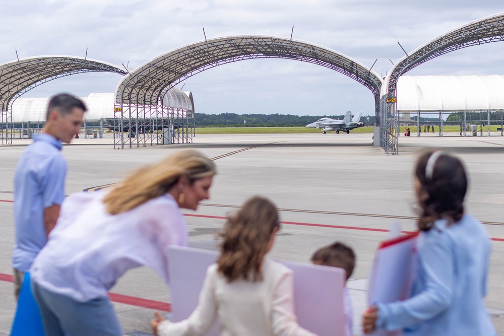 VMFA(AW)-224 conducts its final F/A-18 Hornet flight ceremony