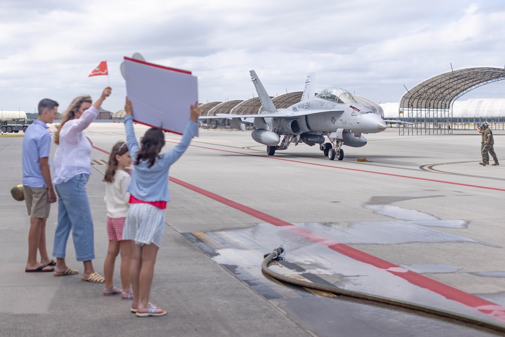VMFA(AW)-224 conducts its final F/A-18 Hornet flight ceremony