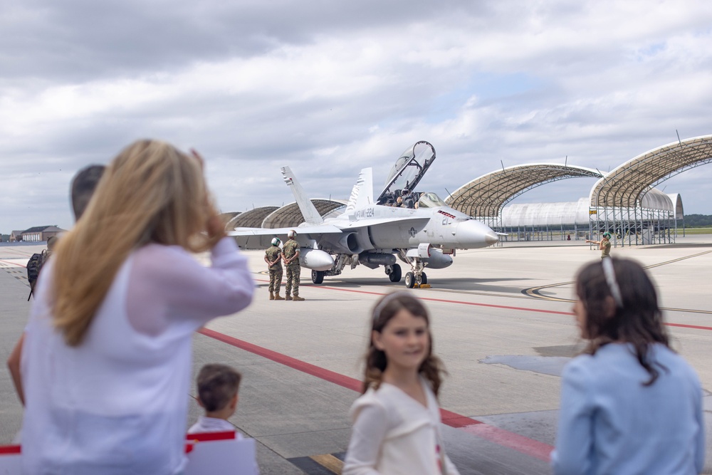 VMFA(AW)-224 conducts its final F/A-18 Hornet flight ceremony