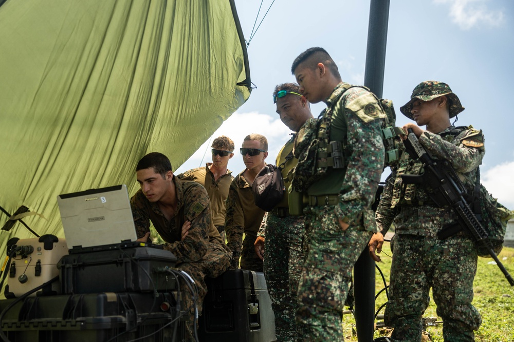 Balikatan 25: 3d LCT Conducts Bilateral Radar System Training with Philippine Marines during MKTSO