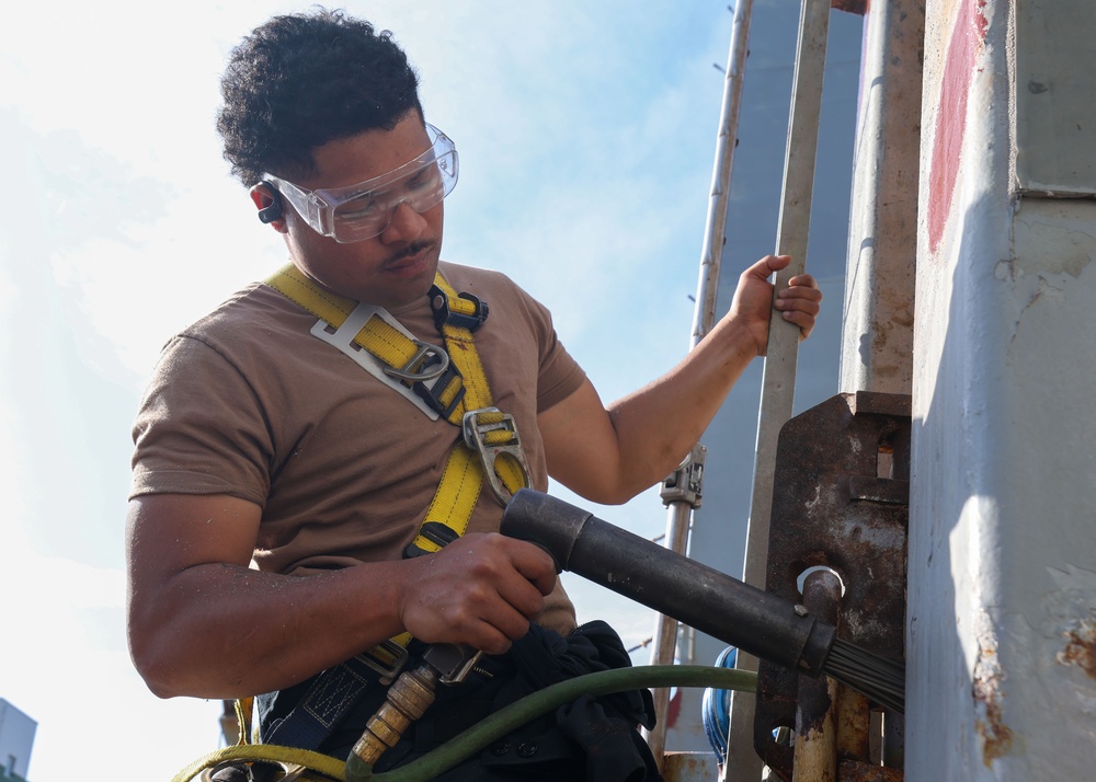 USS William P. Lawrence (DDG 110) Conducts Topside Preservation
