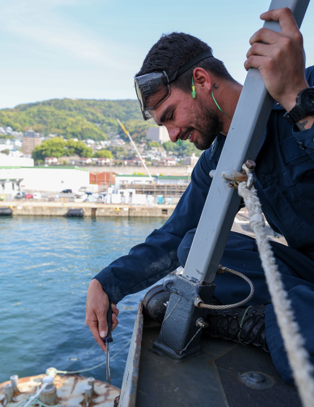 USS William P. Lawrence (DDG 110) Conducts Topside Preservation
