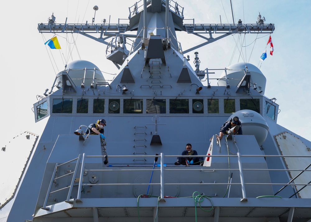 USS William P. Lawrence (DDG 110) Conducts Topside Preservation