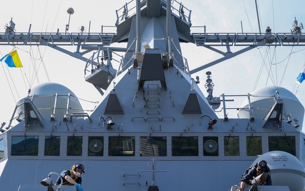 USS William P. Lawrence (DDG 110) Conducts Topside Preservation