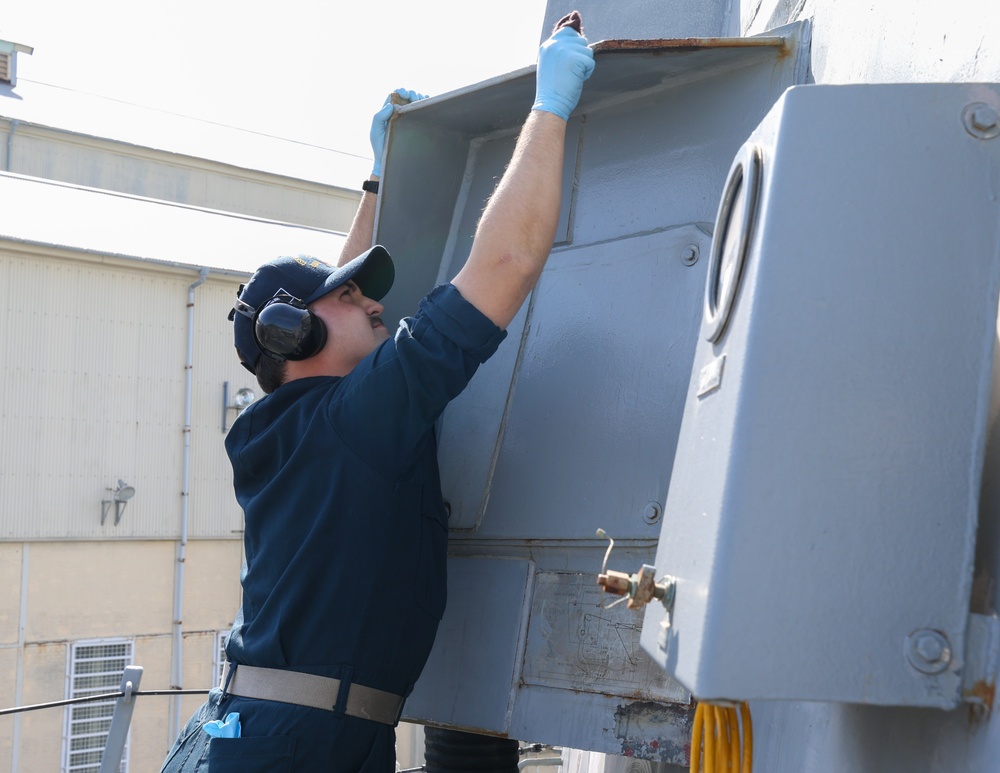 USS William P. Lawrence (DDG 110) Conducts Topside Preservation