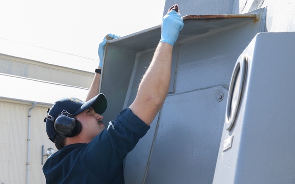USS William P. Lawrence (DDG 110) Conducts Topside Preservation