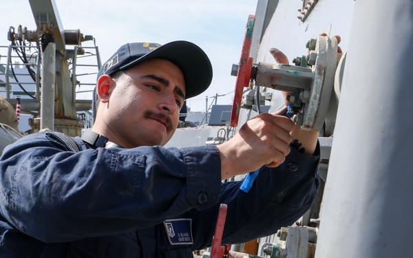 USS William P. Lawrence (DDG 110) Conducts Topside Preservation