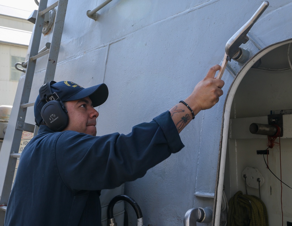 USS William P. Lawrence (DDG 110) Conducts Topside Preservation