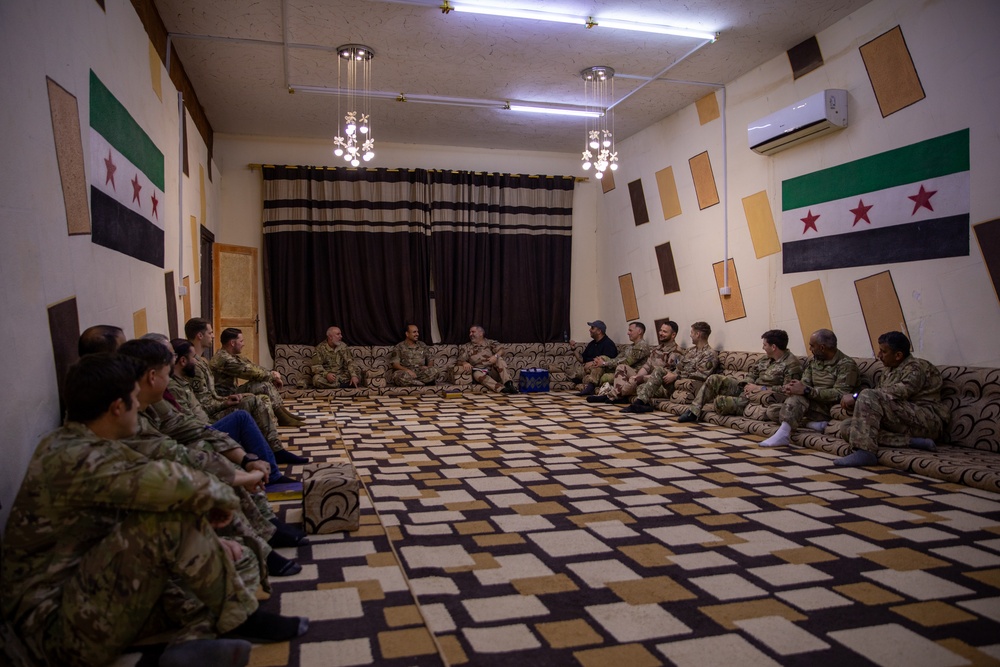Coalition General meets with Syrian Partner forces in Al-Tanf
