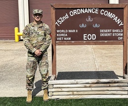 Explosive Ordnance Disposal officer proves mettle during world record bomb suit run