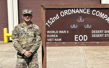 Explosive Ordnance Disposal officer proves mettle during world record bomb suit run