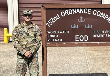 Explosive Ordnance Disposal officer proves mettle during world record bomb suit run