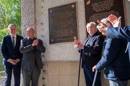 Dachau concentration camp unveils plaque honoring liberators of the 45th Infantry Division