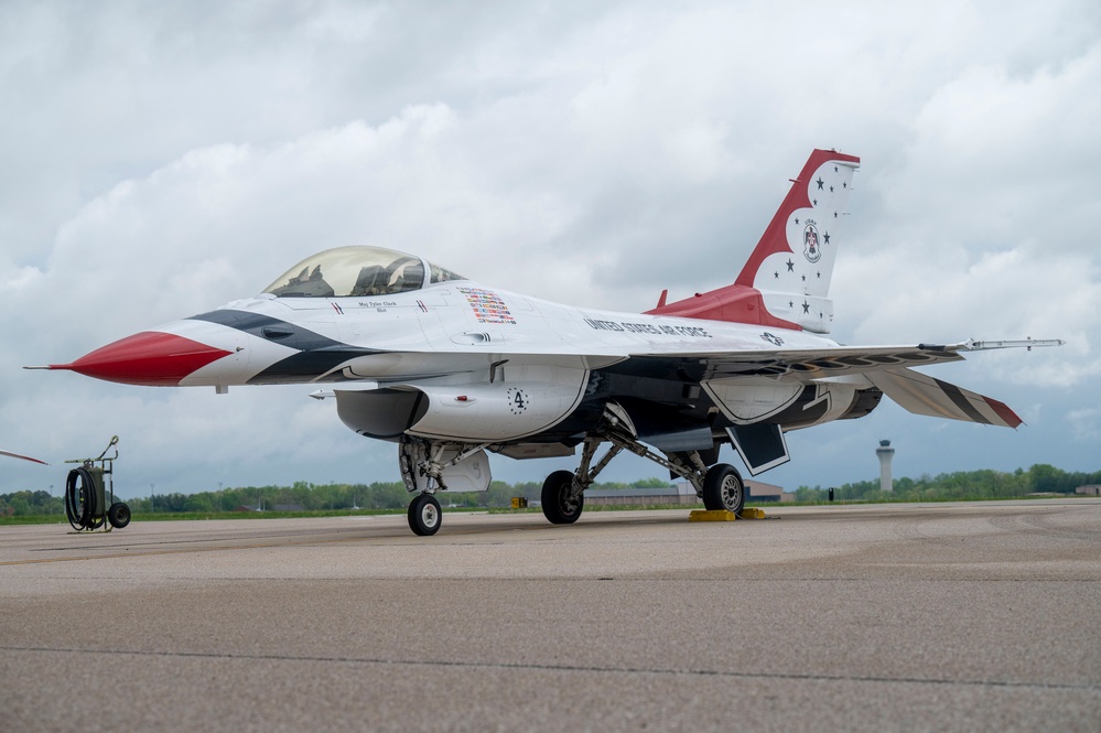 Thunderbirds stop at Scott Air Force Base