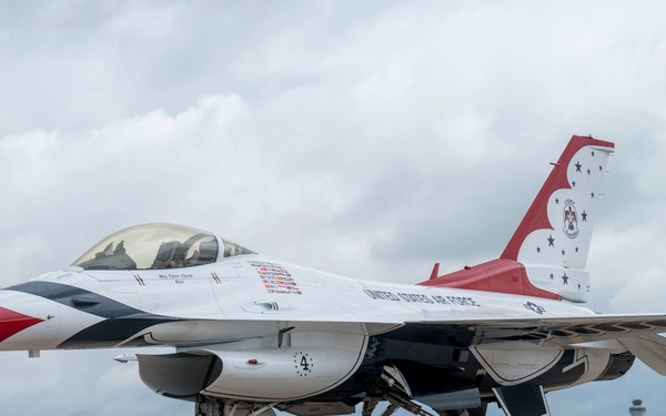 Thunderbirds stop at Scott Air Force Base