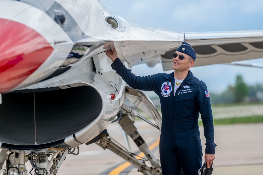 Thunderbirds stop at Scott Air Force Base