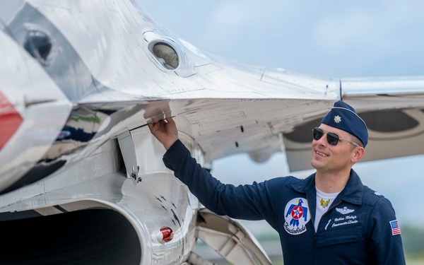 Thunderbirds stop at Scott Air Force Base