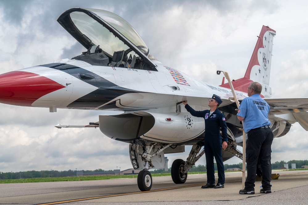 Thunderbirds stop at Scott Air Force Base
