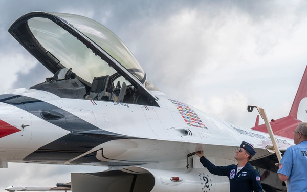 Thunderbirds stop at Scott Air Force Base