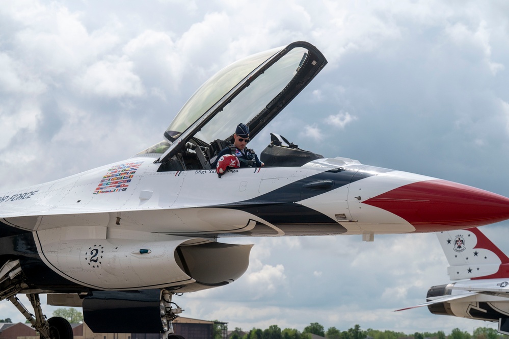 Thunderbirds stop at Scott Air Force Base