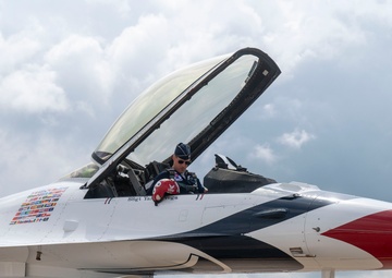 Thunderbirds stop at Scott Air Force Base