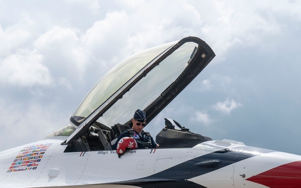 Thunderbirds stop at Scott Air Force Base