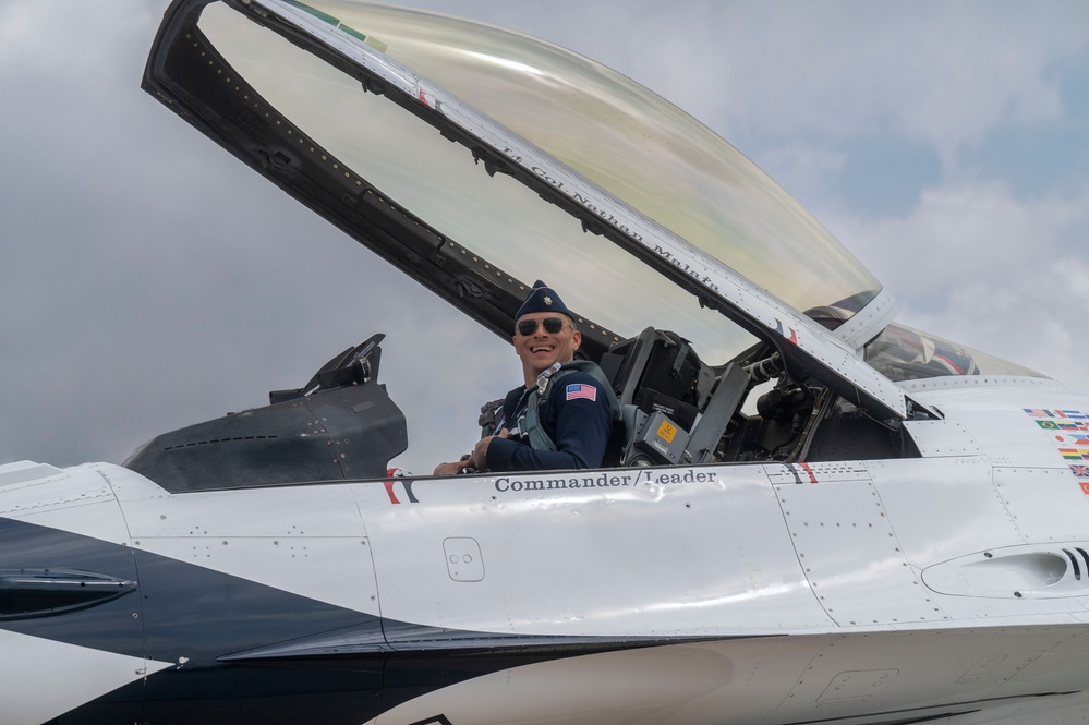 Thunderbirds stop at Scott Air Force Base