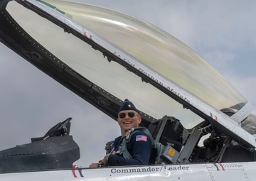 Thunderbirds stop at Scott Air Force Base