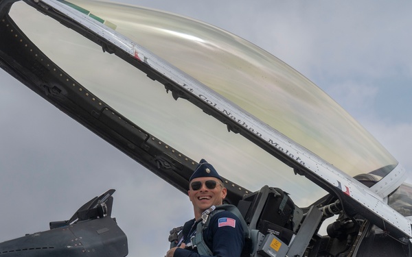 Thunderbirds stop at Scott Air Force Base