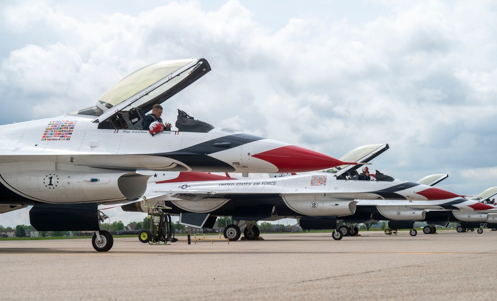 Thunderbirds stop at Scott Air Force Base