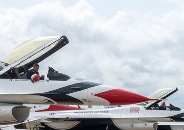 Thunderbirds stop at Scott Air Force Base