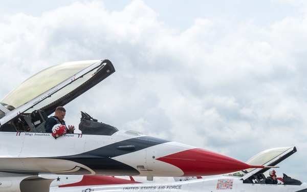 Thunderbirds stop at Scott Air Force Base