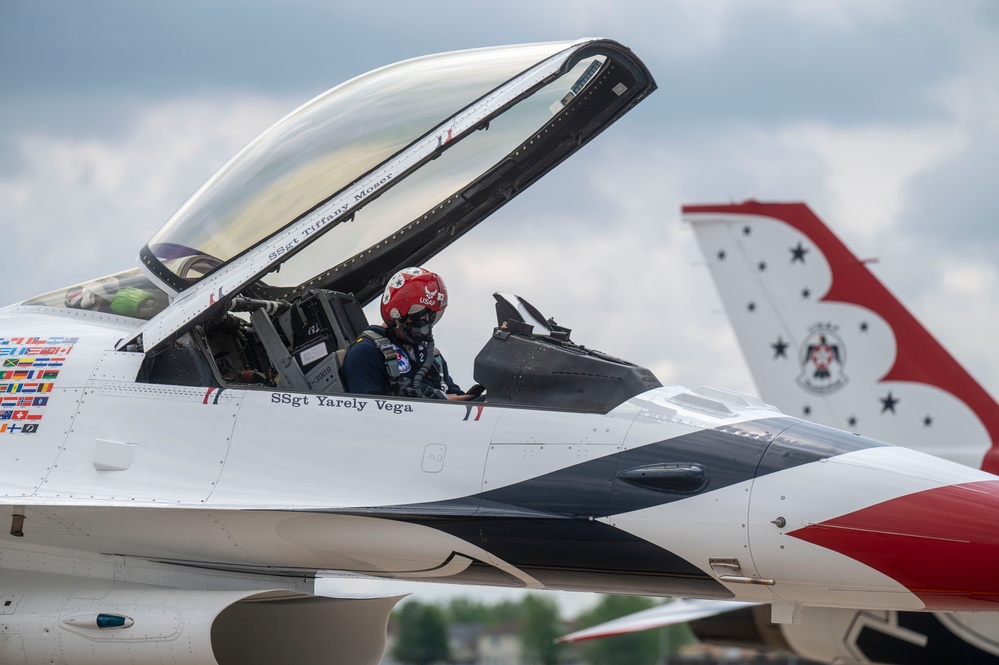 Thunderbirds stop at Scott Air Force Base