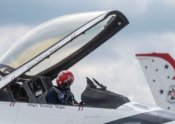 Thunderbirds stop at Scott Air Force Base