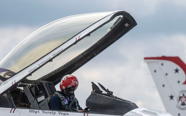 Thunderbirds stop at Scott Air Force Base