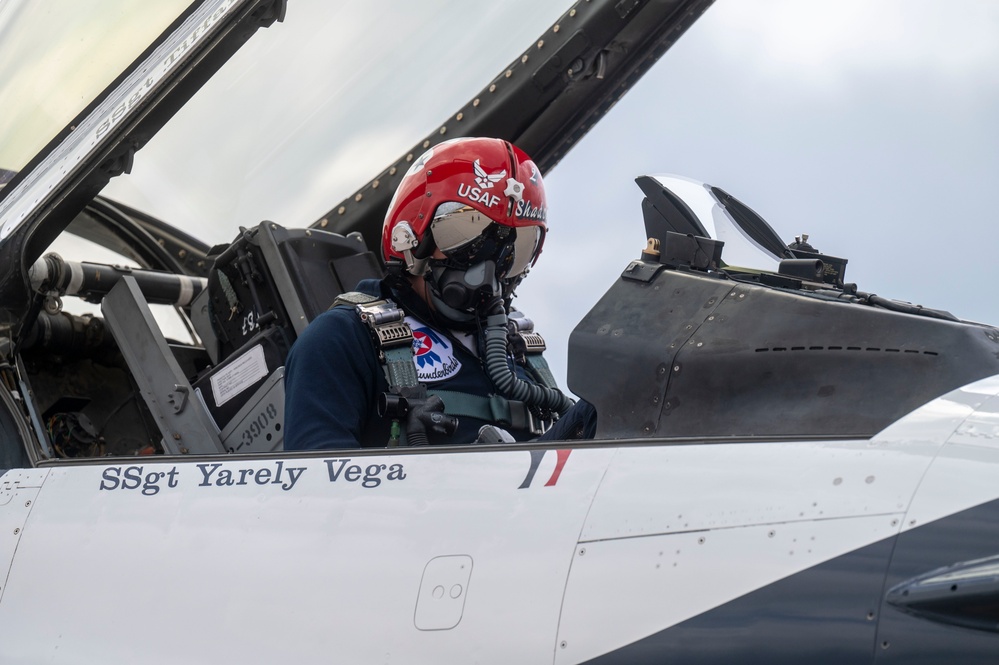 Thunderbirds stop at Scott Air Force Base