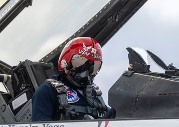 Thunderbirds stop at Scott Air Force Base