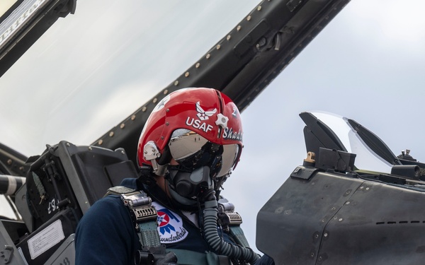 Thunderbirds stop at Scott Air Force Base
