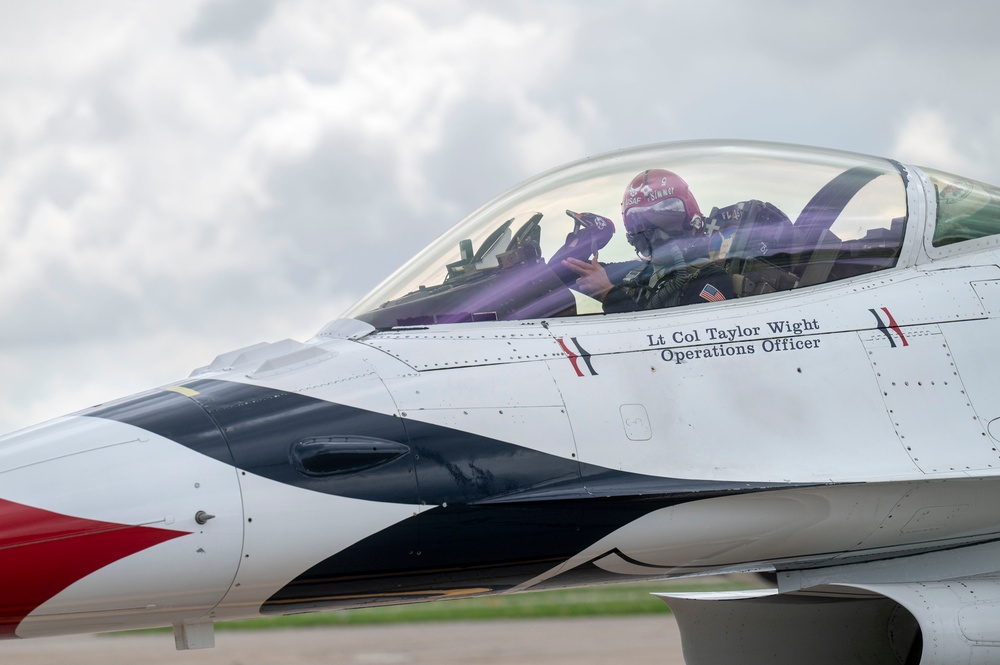 Thunderbirds stop at Scott Air Force Base