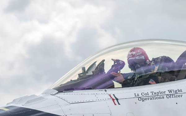 Thunderbirds stop at Scott Air Force Base