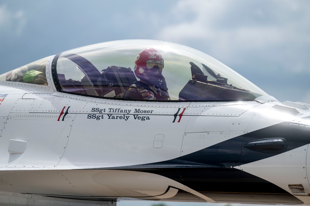 Thunderbirds stop at Scott Air Force Base