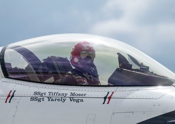 Thunderbirds stop at Scott Air Force Base