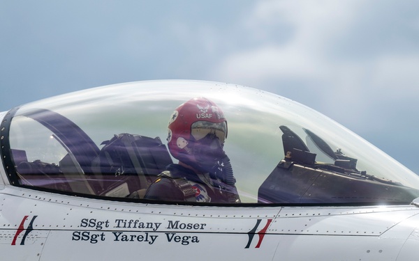Thunderbirds stop at Scott Air Force Base