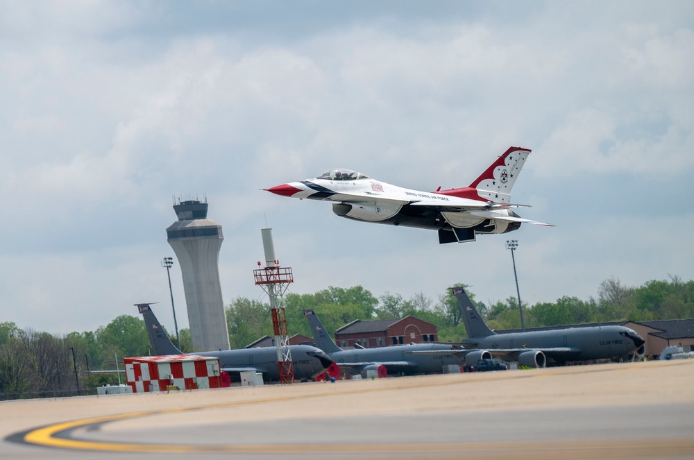 Thunderbirds stop at Scott Air Force Base